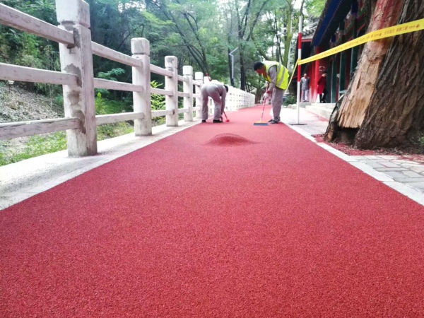 透水彩色路面制作的跑道材料通常是哪些？